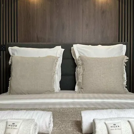 Superb Close To Marais 1b 4p Apartment Paris